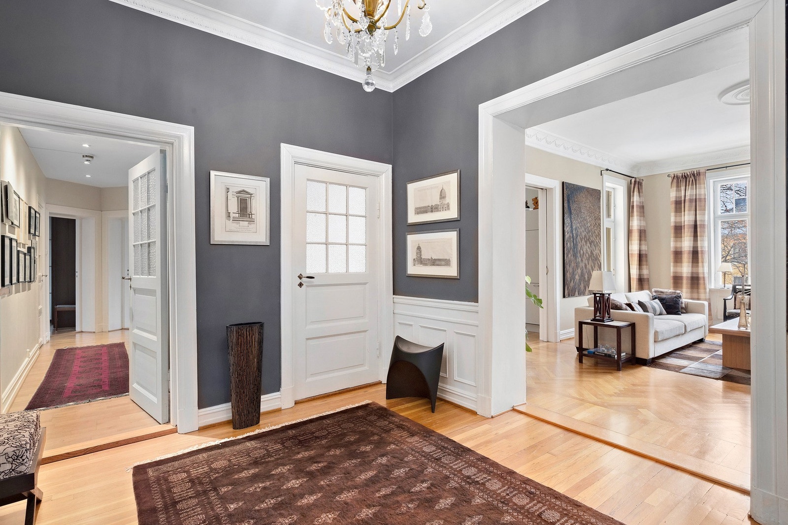 innbydende stor hall med peis og generøs takhøyde - et førsteinntrykk som umiddelbart gir følelsen av kvalitet. Galleribilde