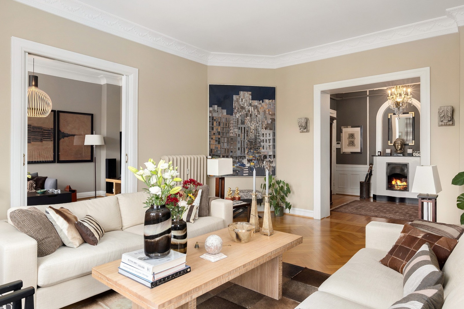 Peisen i hallen er godt synlig og varmer godt i stuen. Galleribilde