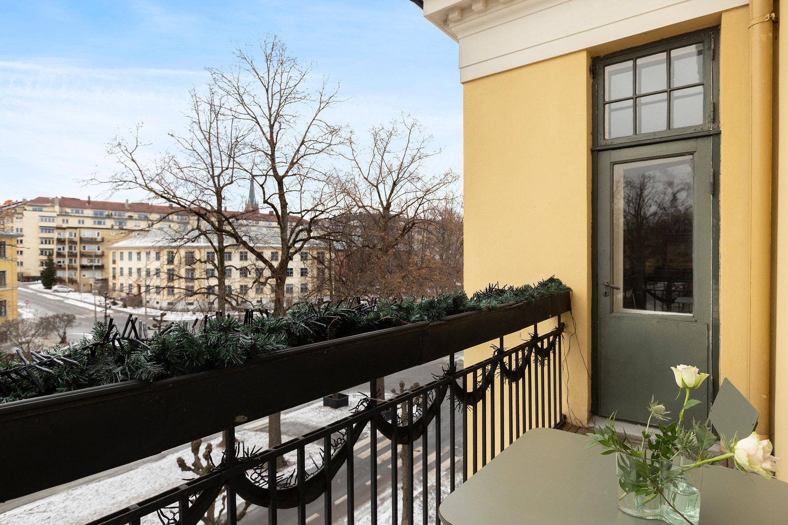 Balkongen, som vender mot Arno Bergs plass har plass til sitteguppe. Galleribilde