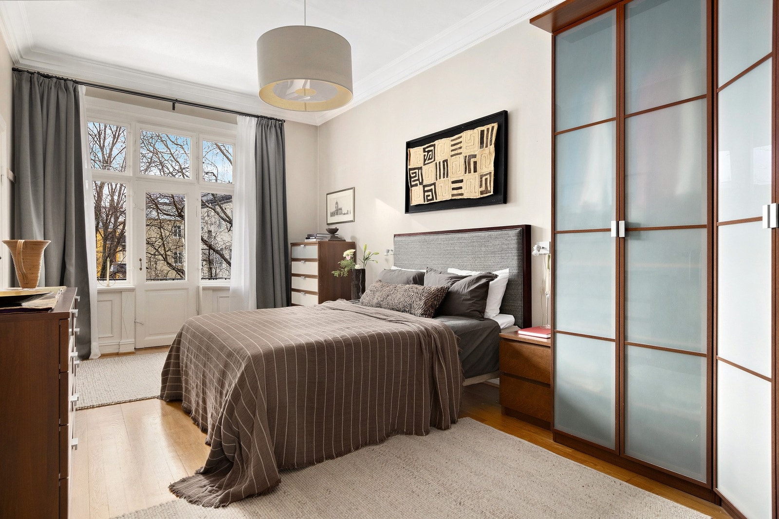 Hovedsoverommet er av god størrelse, vender mot rolig bakgård. Galleribilde