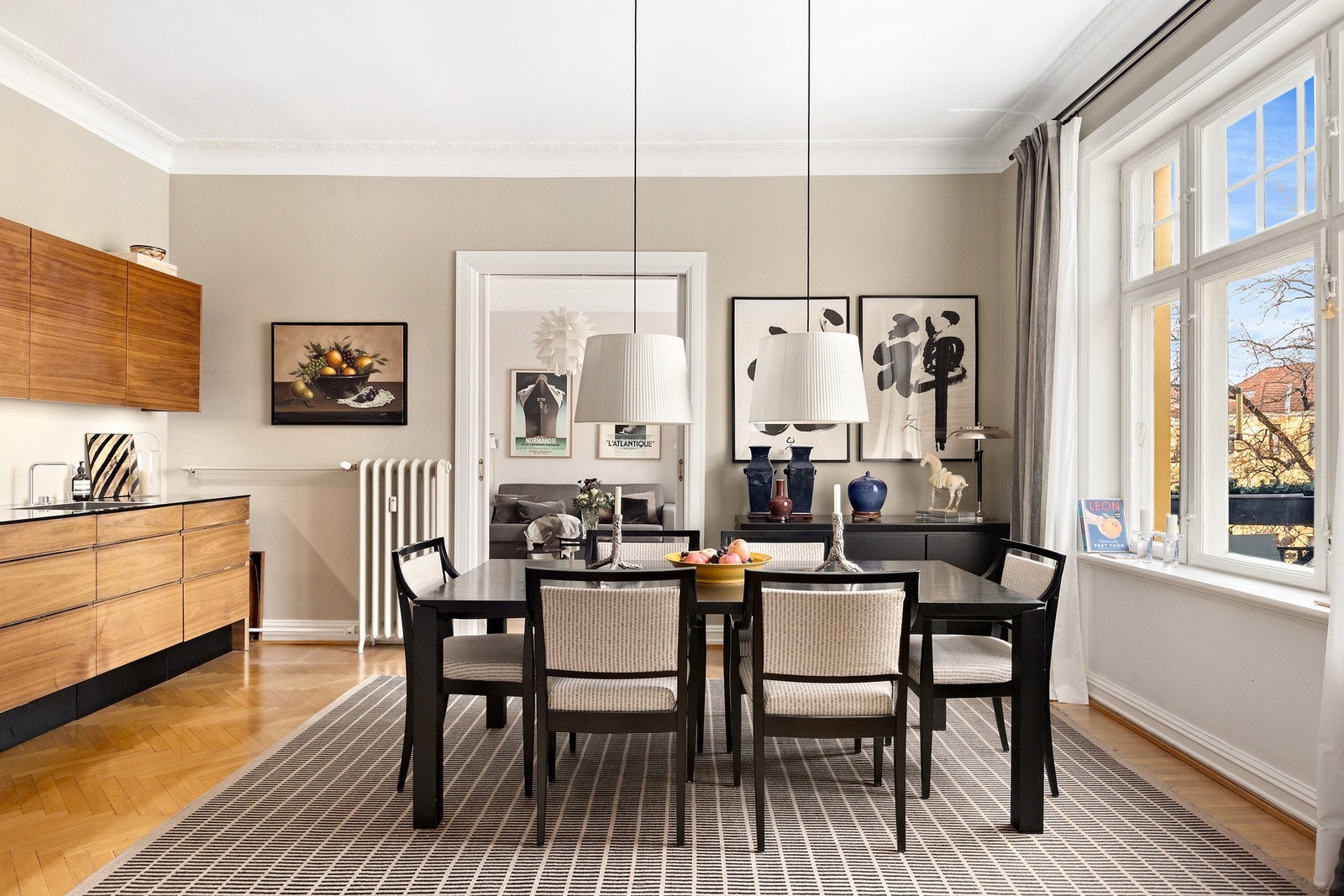 Kjøkkenet i åpen løsning mot spisestuen Galleribilde