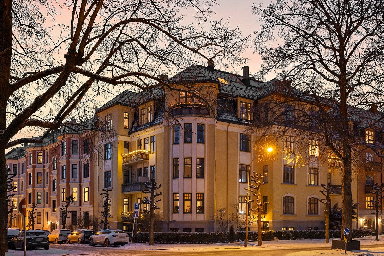 En klassisk bygård fra 1920 med heis og klassiske detaljer - en praktfull bygård som setter rammen for boligen allerede før man trer innenfor døren. Galleribilde
