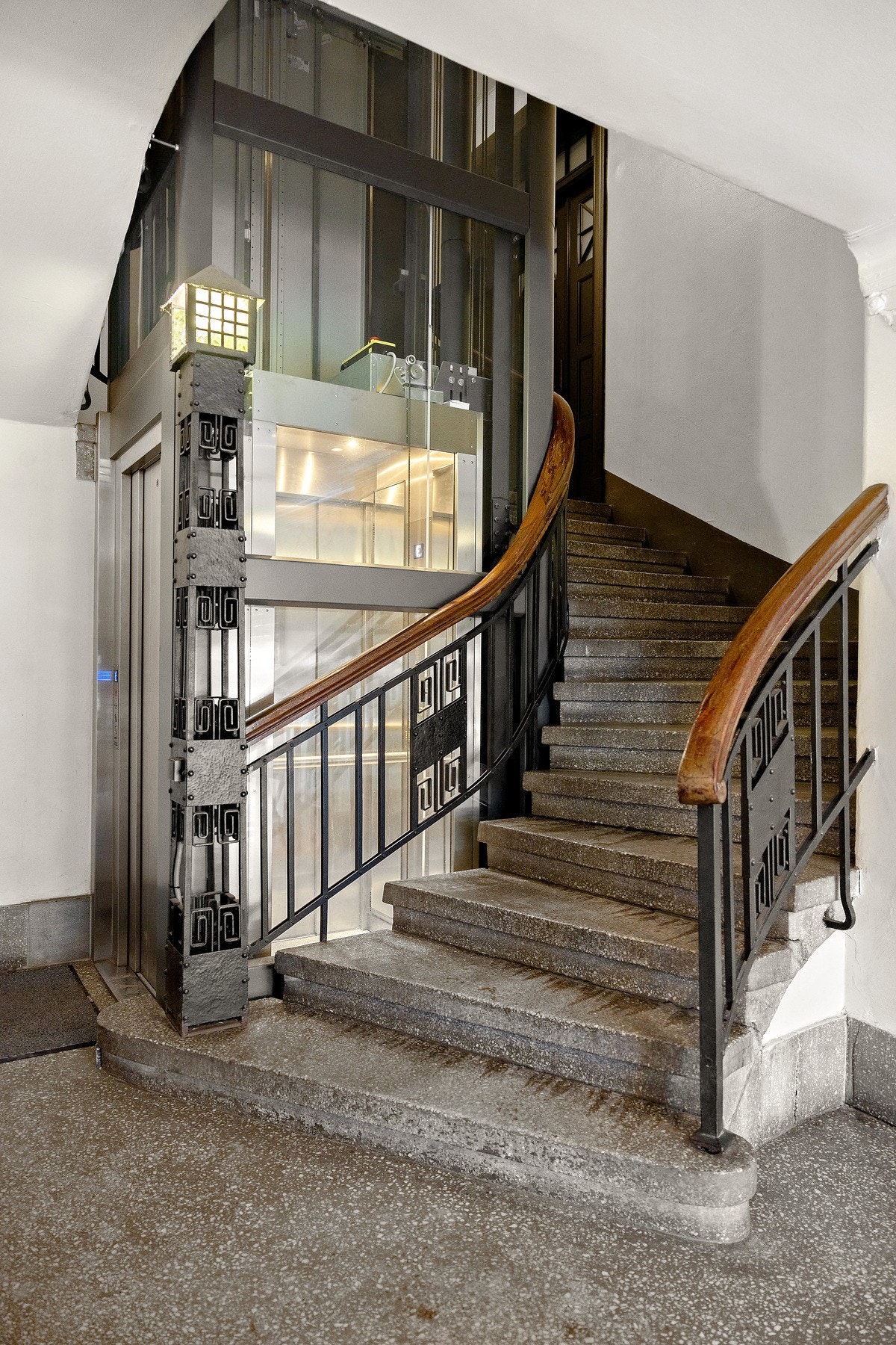 Moderne heis bringer deg opp til leiligheten Galleribilde