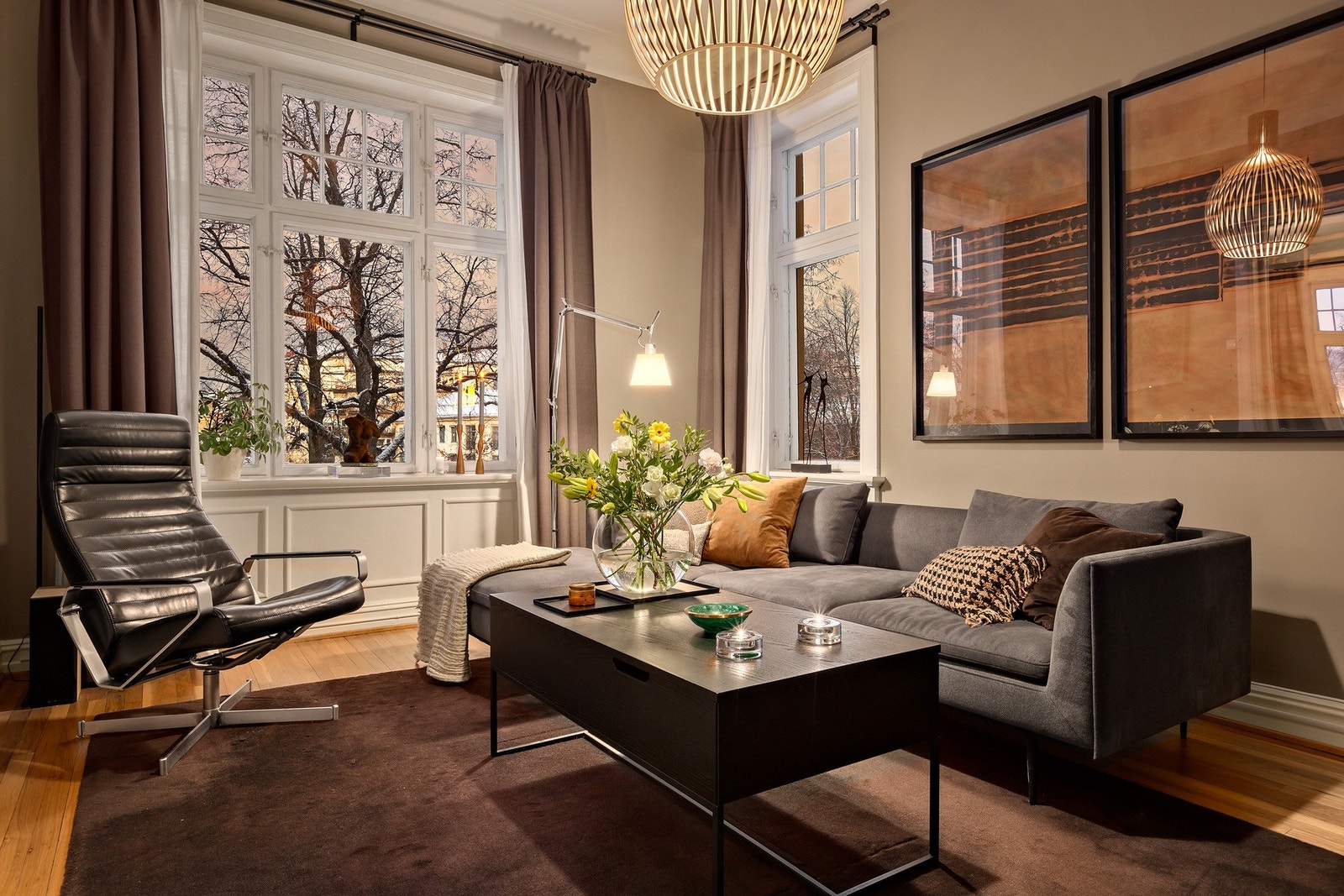 Adskilt fra hovedstuen skaper TV-stuen en fleksibel bruksmulighet - TV-stue, bibliotek eller privat salong. Galleribilde