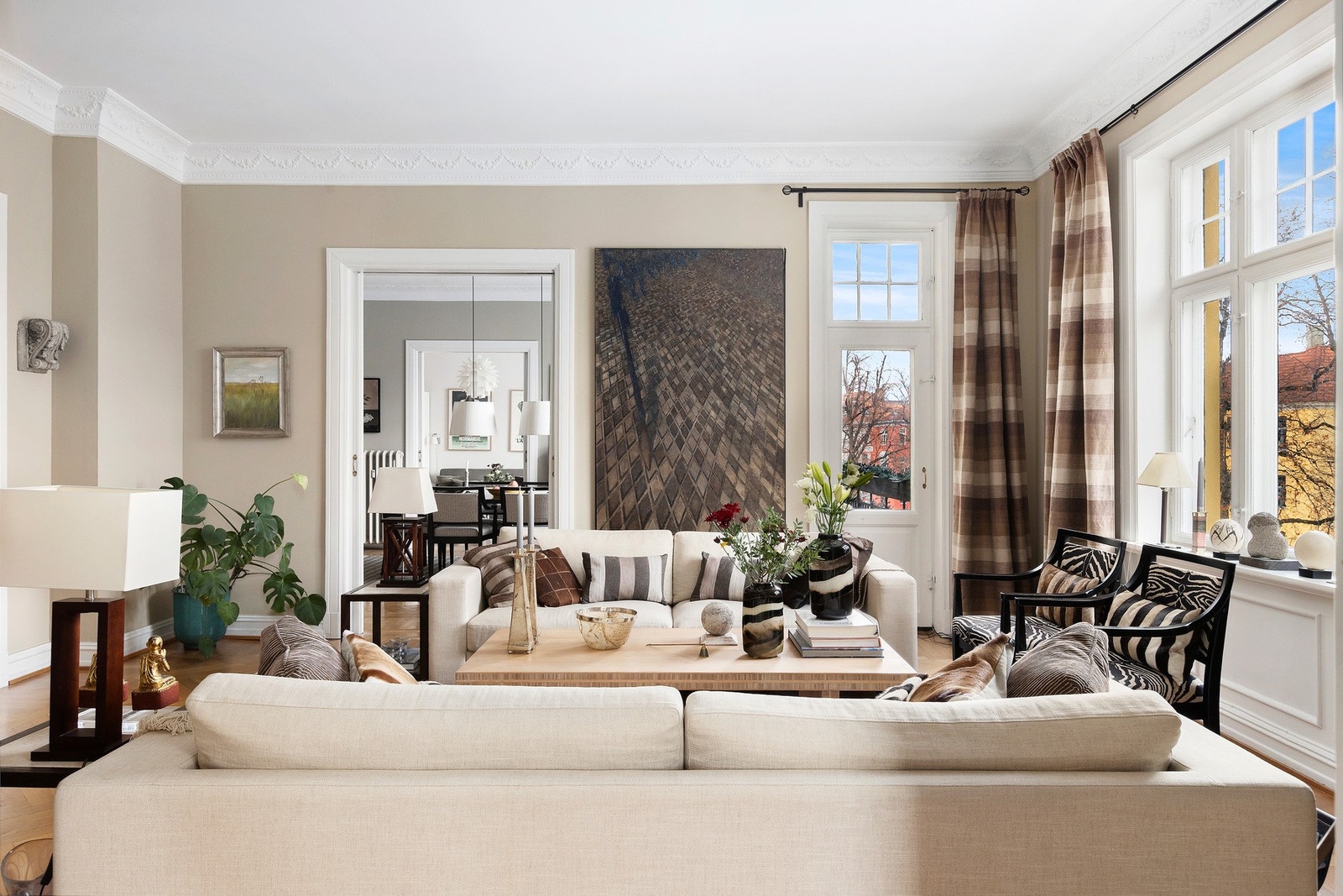 Stue med generøs takhøyde og direkte utgang til balkong. Galleribilde