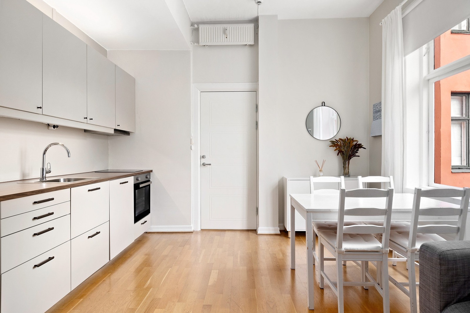 Hybeldel med egen inngang. og gjennomgang til hoveddel i gang. Galleribilde