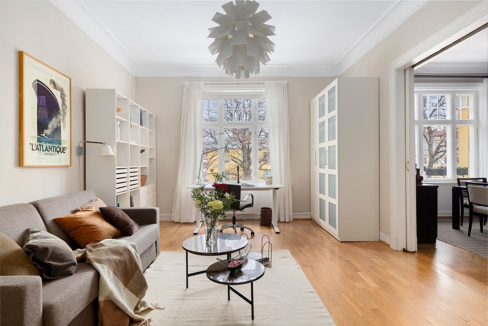 Store vindusflater som slipper inn rikelig med lys. Galleribilde