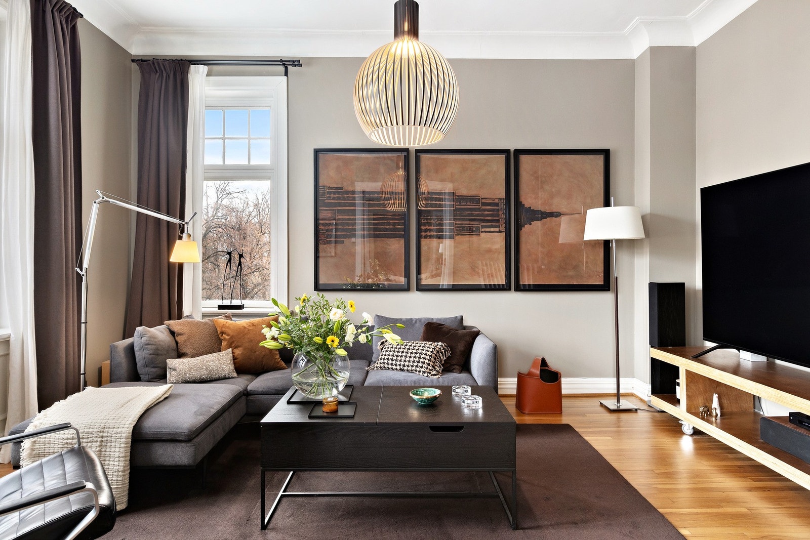 TV-stuen, med lys fra to sider. Galleribilde