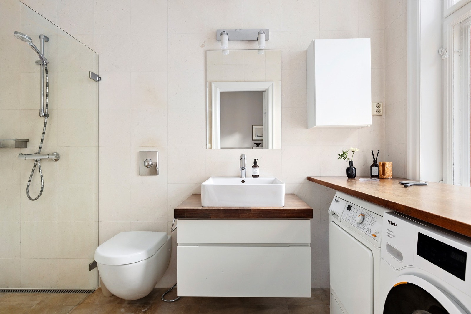 Én suite bad med dusjnisje og hengetoalett. Galleribilde