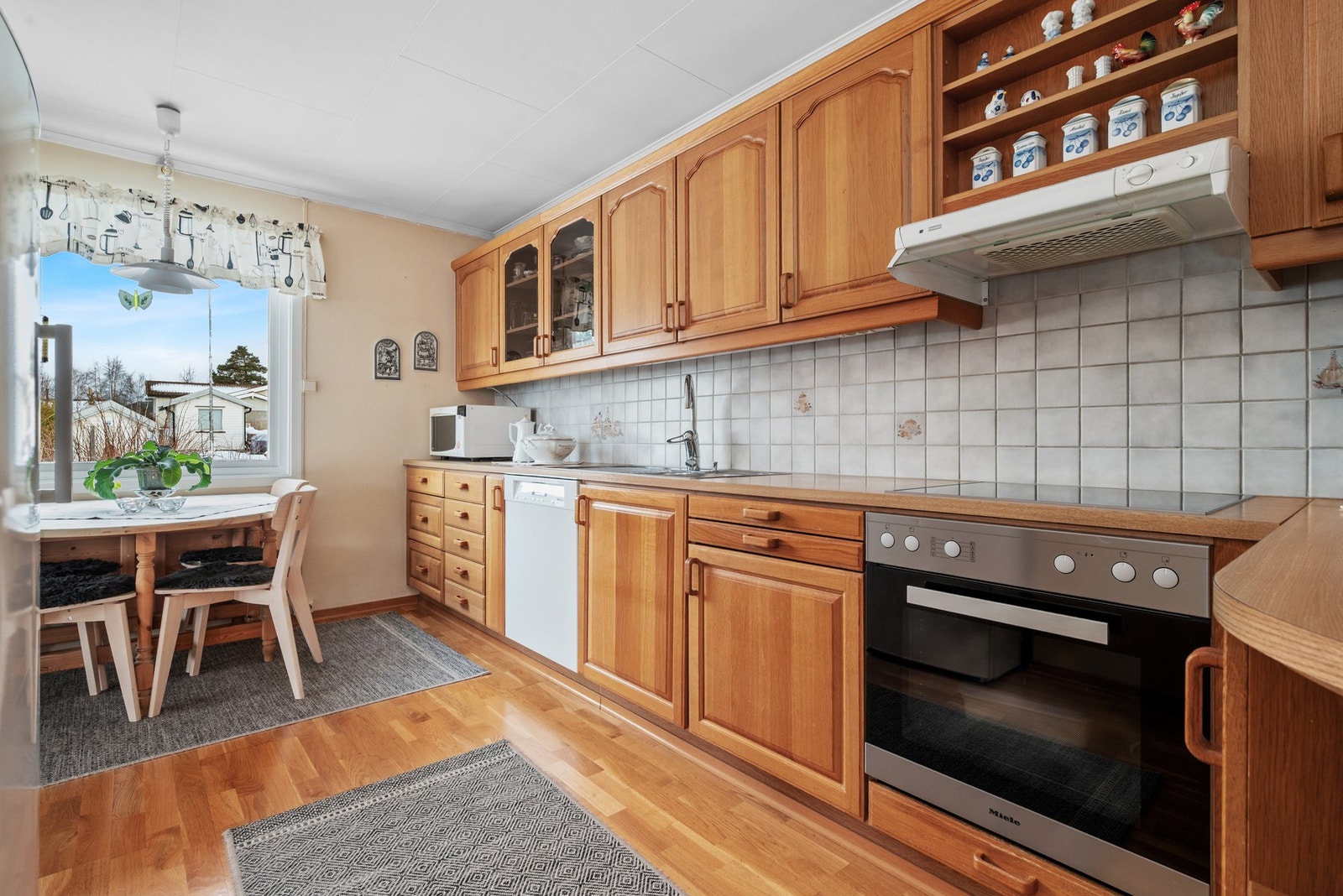 Kjøkkenet har rikelig med skap- og benkeplass. Galleribilde