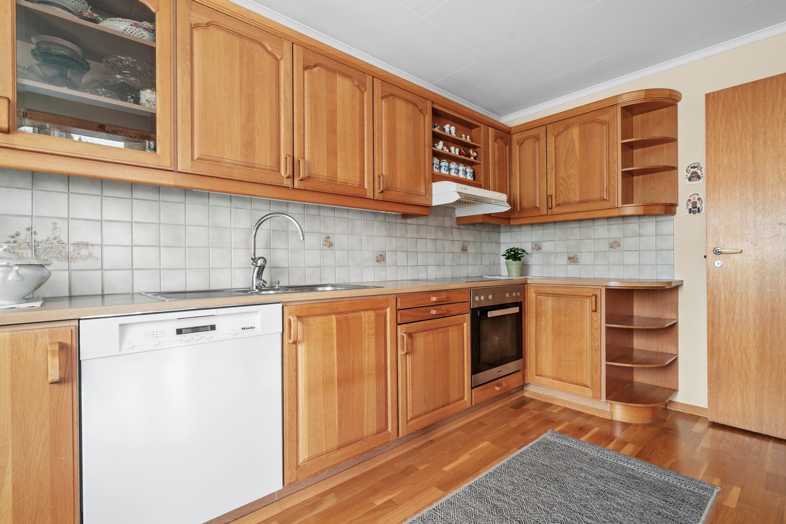 Her er det innredning med oppvaskmaskin, platetopp og stekeovn. Galleribilde