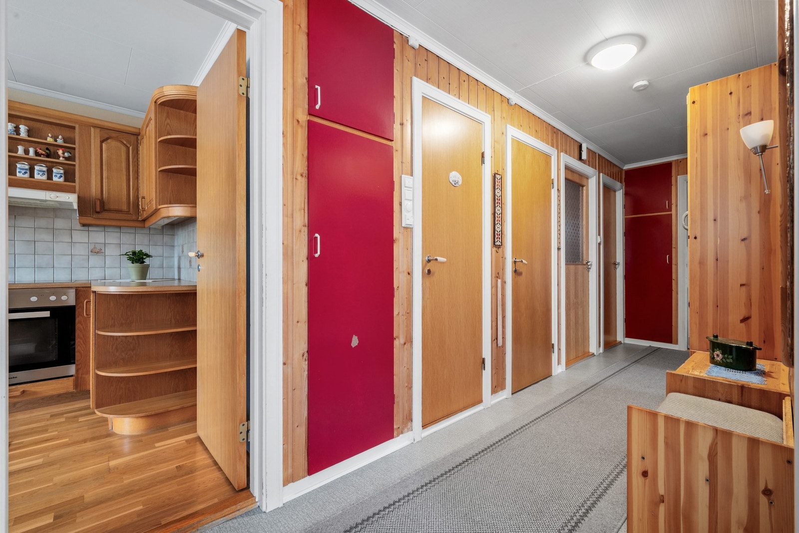 Boligen har også kjeller med vaskerom, rikelig med bodplass og integrert garasje. Galleribilde