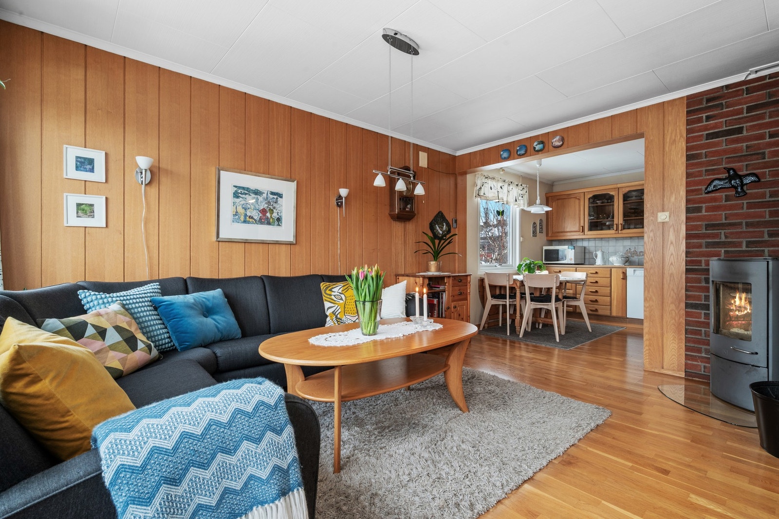 Stua har montert vedovn som god oppvarmingskilde. Galleribilde