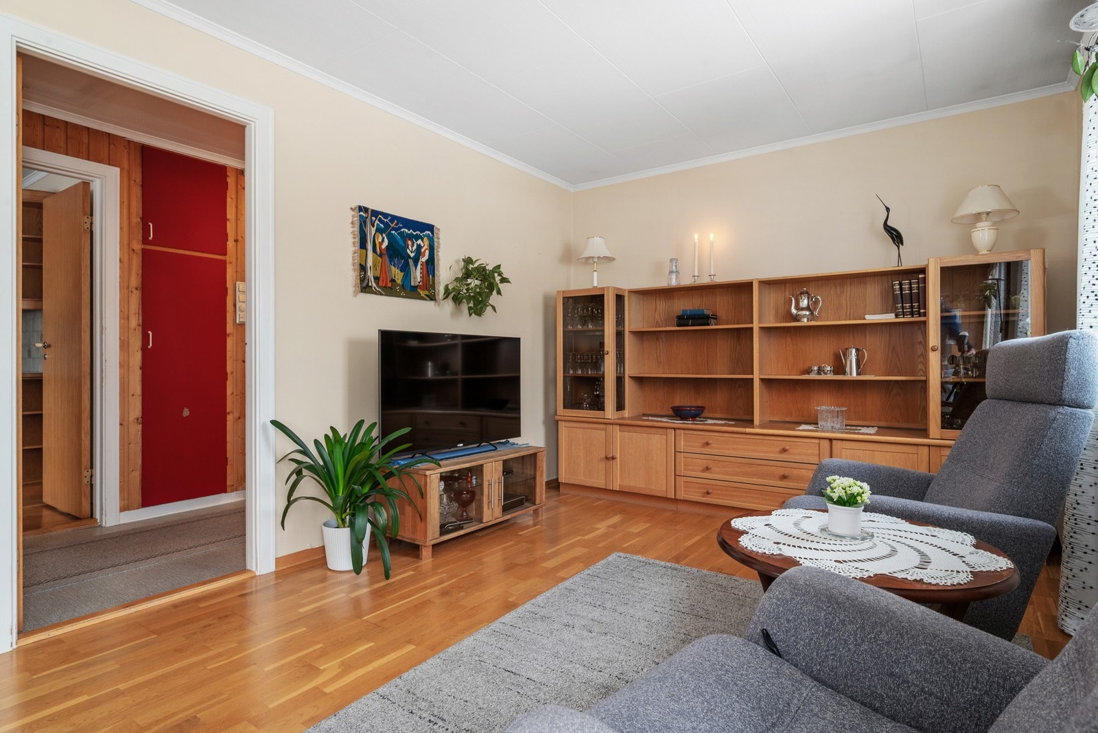 Stua har gode soner med flere møbleringsmuligheter. Galleribilde