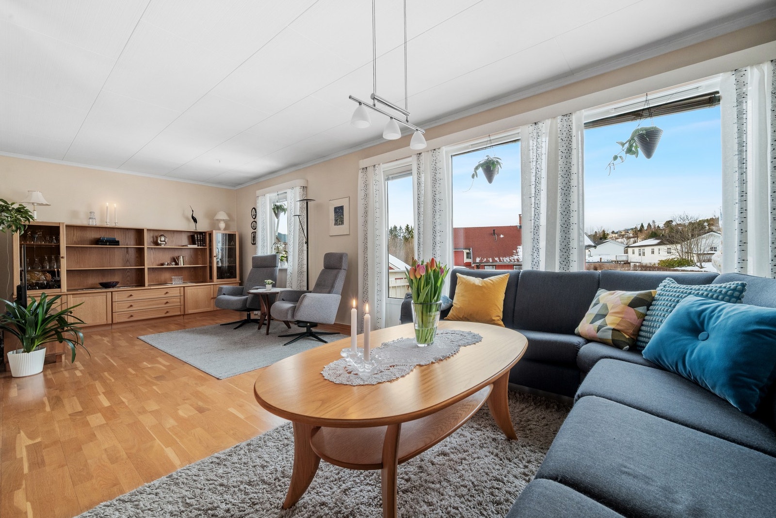 1. etasje byr på gode oppholdsrom med romslig stue på ca. 26 kvm. Galleribilde