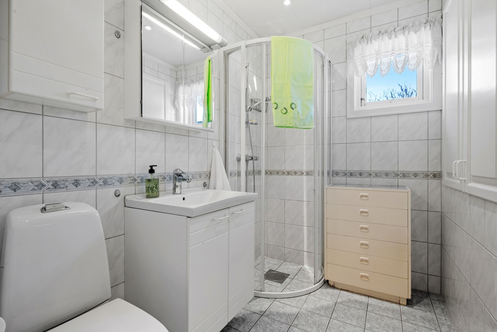 Badet har flis på gulv og vegg, og ble oppgradert rundt 2002. Galleribilde