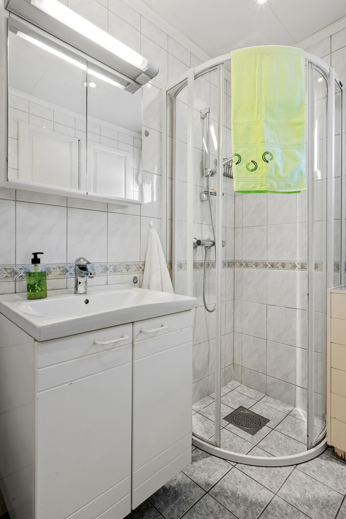 Her er det innredning med servant, dusjhjørne og toalett. Det er også varmekabler i gulv. Galleribilde