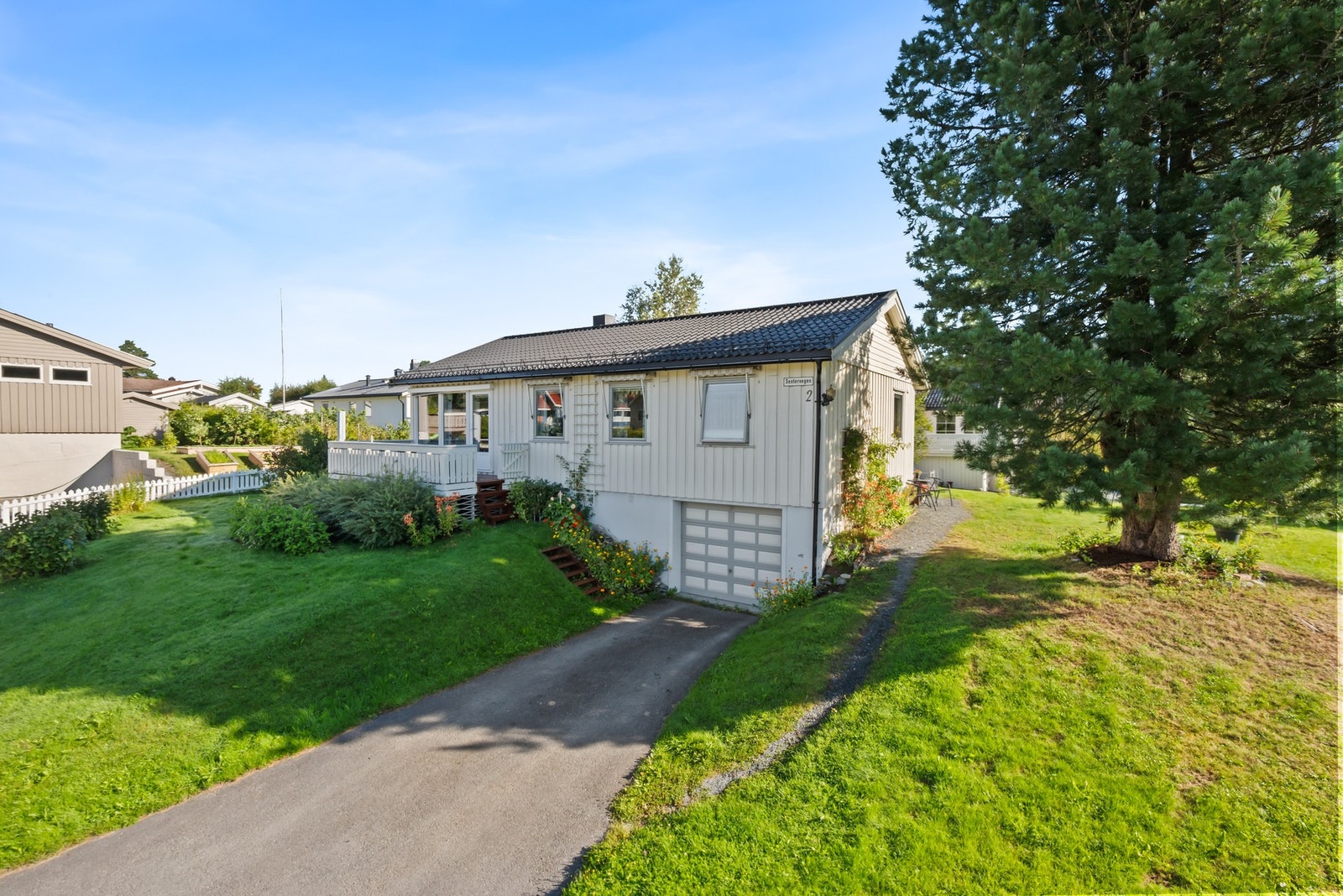 Boligen ligger i blindgate, uten mye gjennomgangstrafikk. Galleribilde