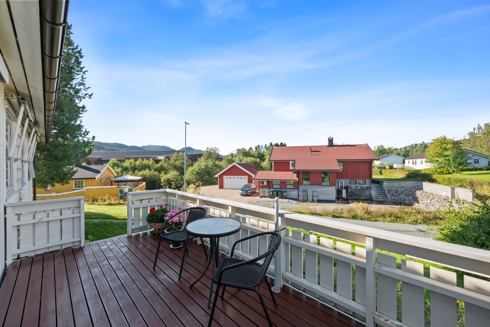 Det er også adkomst direkte til hagen. Tomta er på ca. 784 kvm. Galleribilde