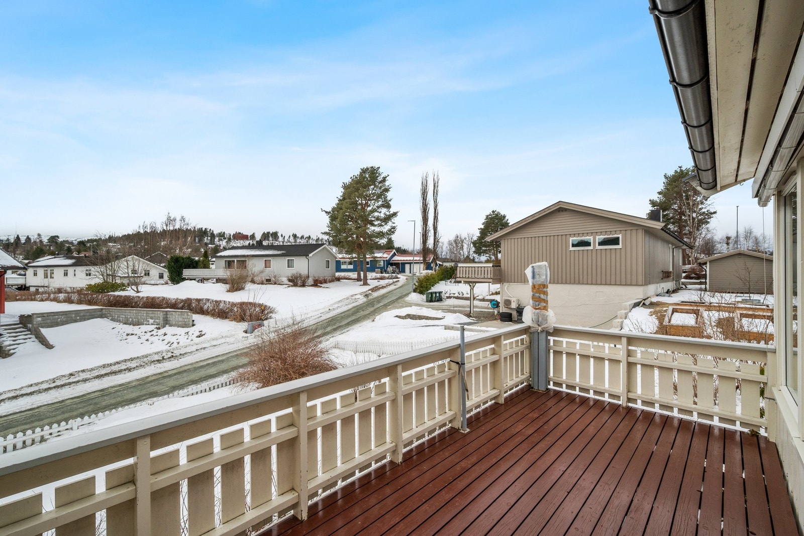 Fra stua er det utgang til en solrik balkong på ca. 10 kvm. Galleribilde