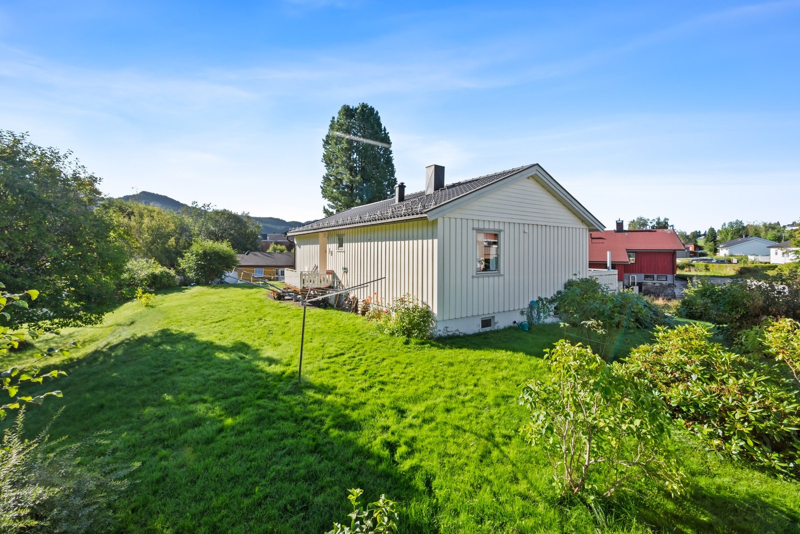 Hagen er flott opparbeidet med diverse bærbusker og beplantning. Galleribilde