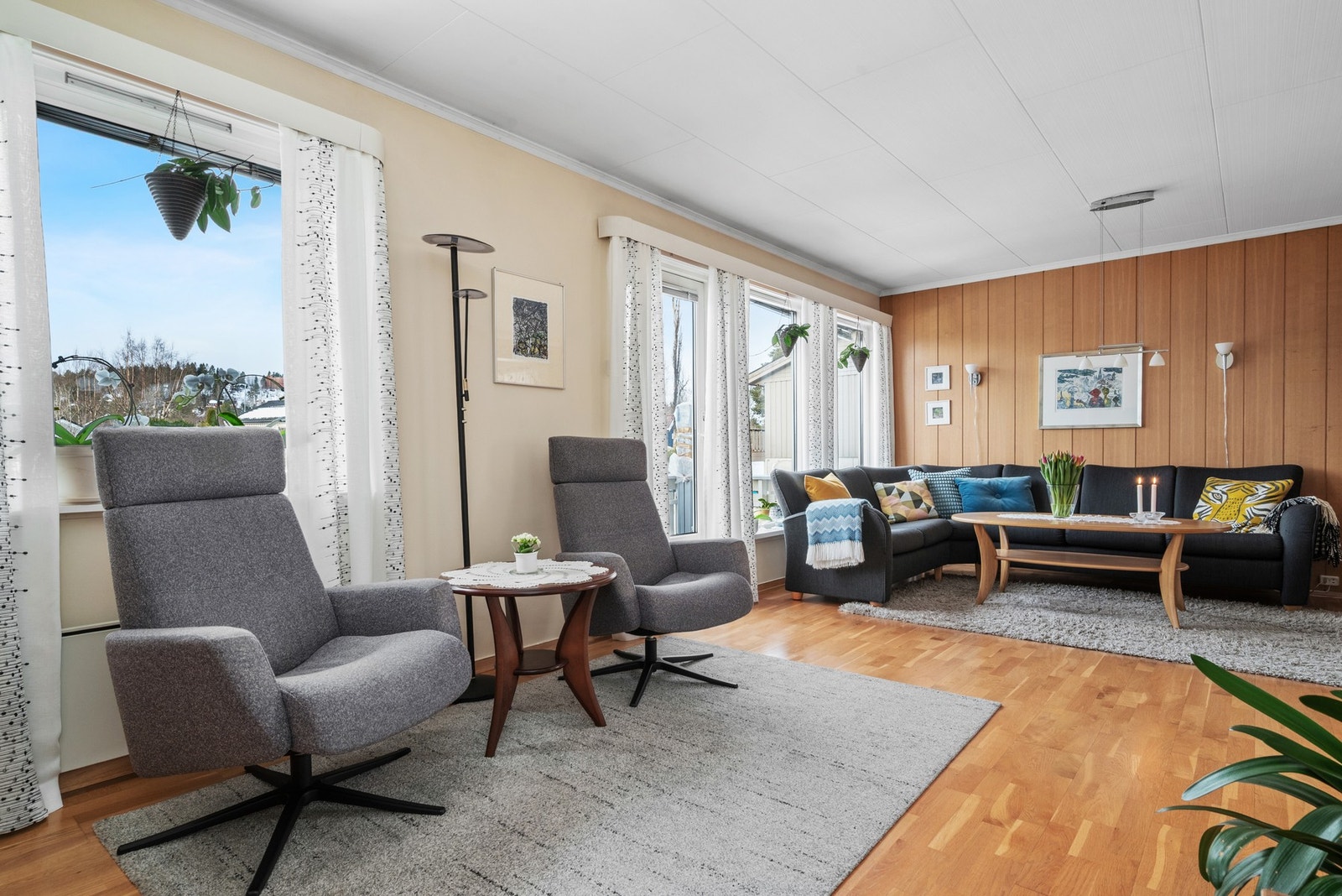 Store vindusflater og utgang til terrasse. Galleribilde