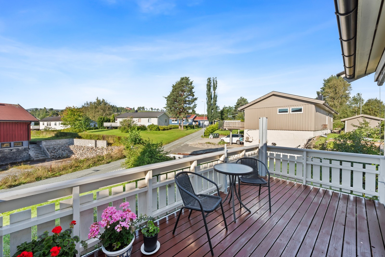 Her er det også hyggelig om sommeren, hvor man sitter skjermet for trafikk og forbipasserende. Galleribilde