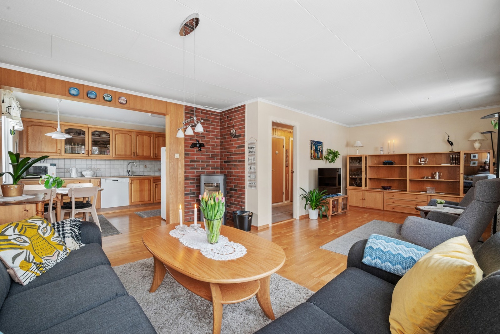 Fra stua er det direkte adkomst til husets kjøkken. Galleribilde