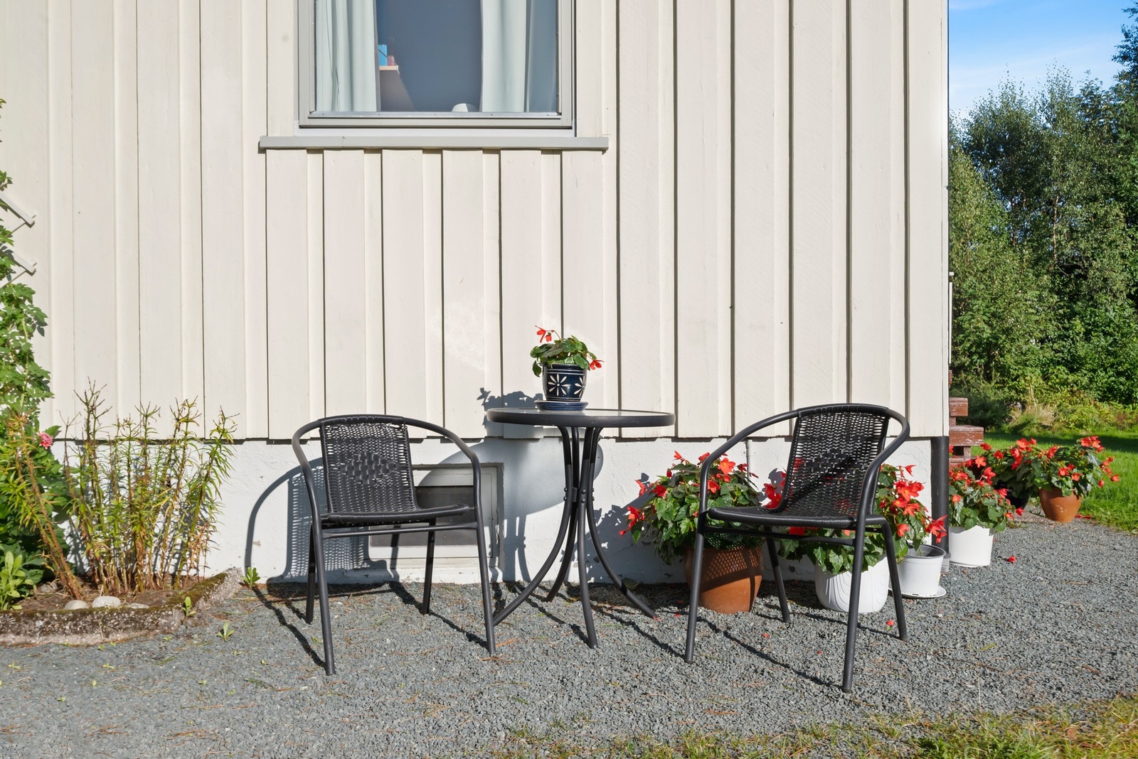 Ved inngangsdøra er det også opparbeidet et hyggelig uteområde. Galleribilde