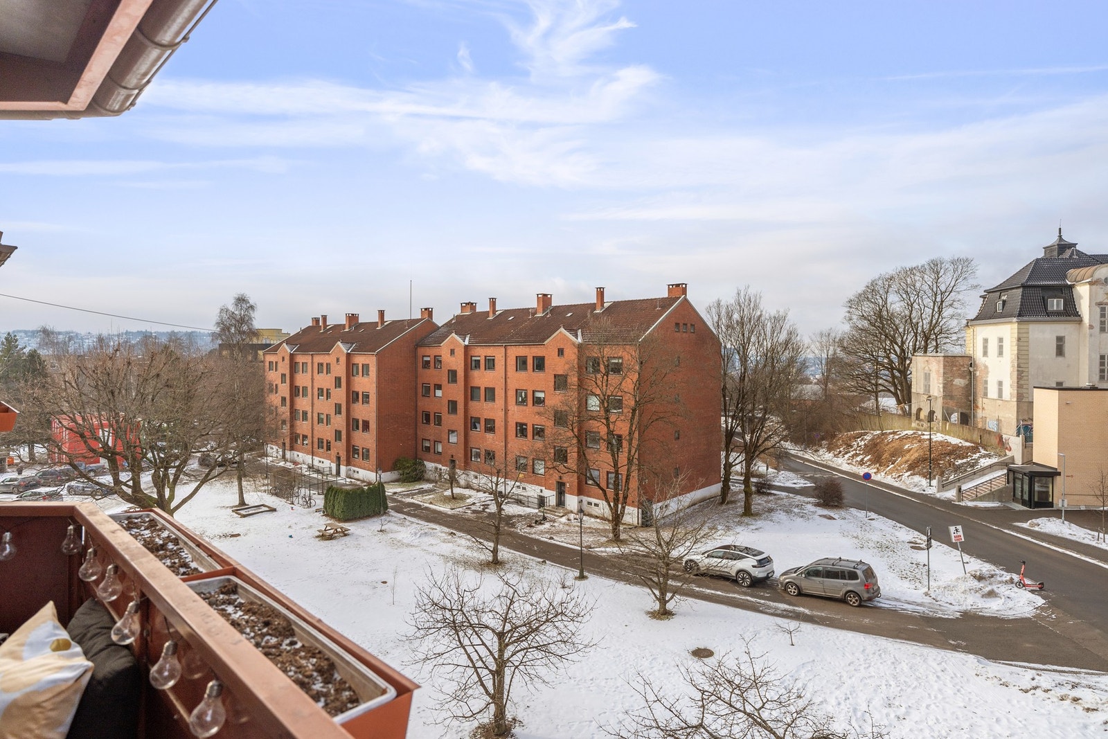 Som toppleilighet med en attraktiv intern beliggenhet får du rikelig med lys og sol hele dagen. Samtidig tilbyr den en skjermet og privat atmosfære, helt uten innsyn. Galleribilde