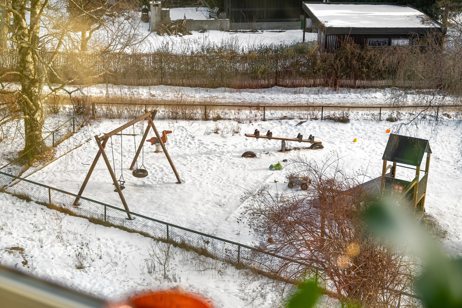 Om sommeren blir de store fellesområdene mellom blokkene en liten oase for beboerne, med grønne plener, lekeplasser og rolige sitteområder - helt uten trafikk eller støy. Galleribilde