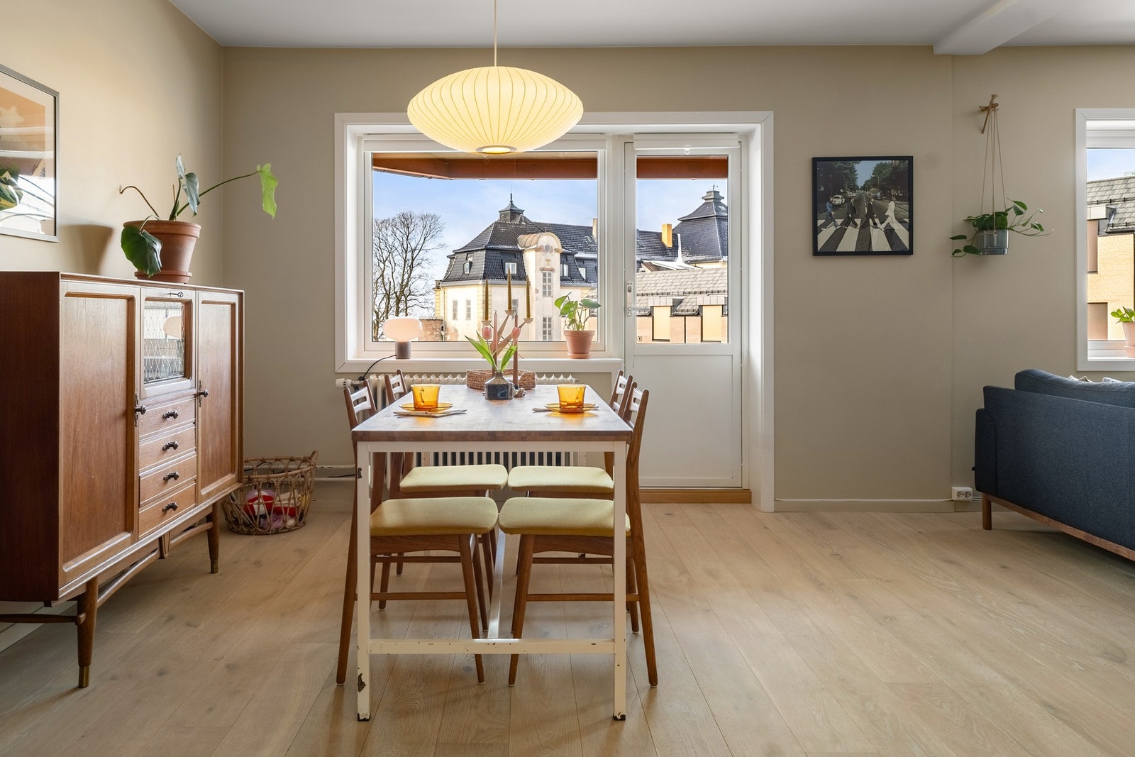 Leilighetens stue og kjøkken vender mot vest, og fylles derfor med rikelig naturlig sollys. Vinduene og balkongdøren ble skiftet i 2008. Galleribilde