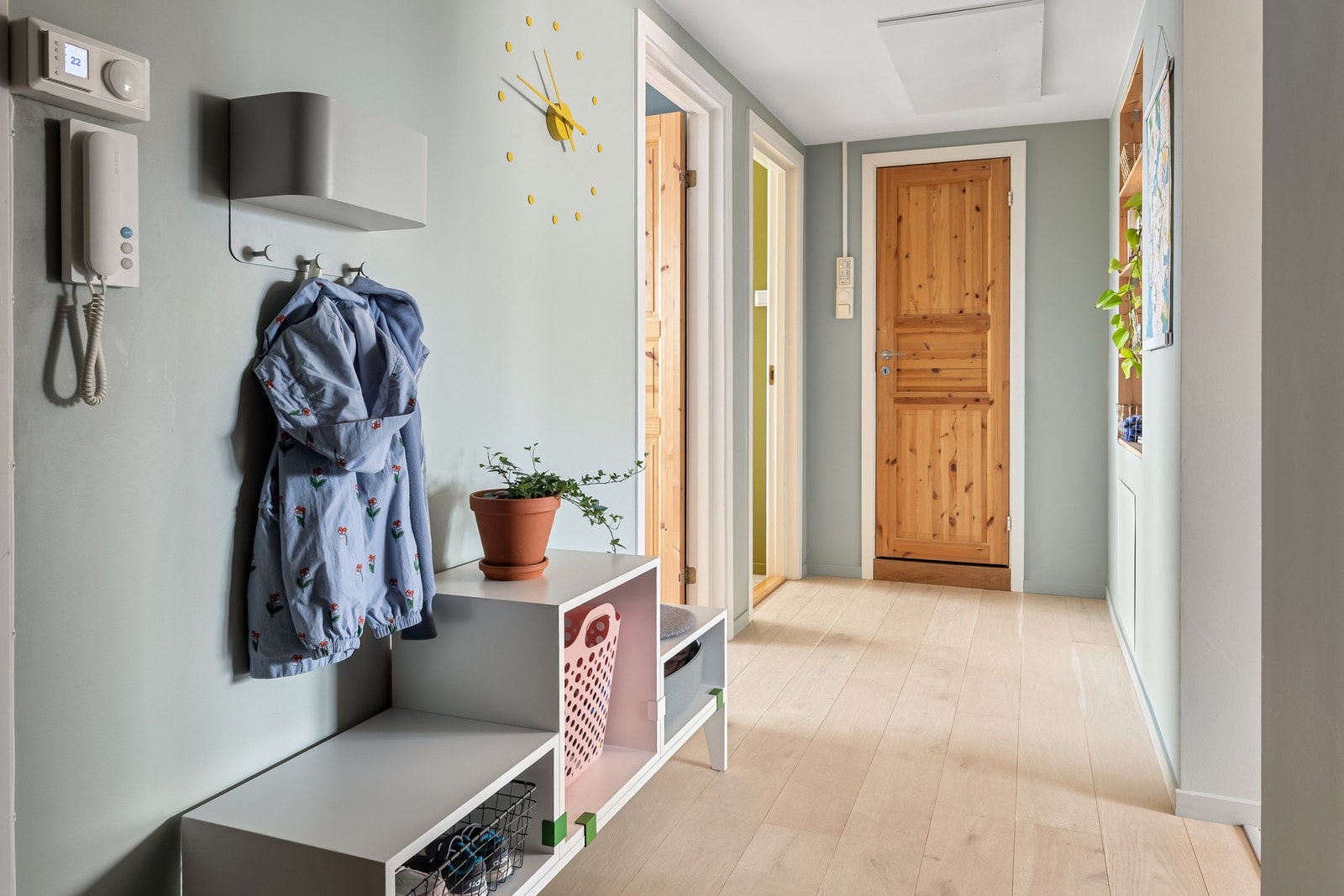 Inngangspartiet er svært praktisk med god plass til av-/påkledning. Galleribilde