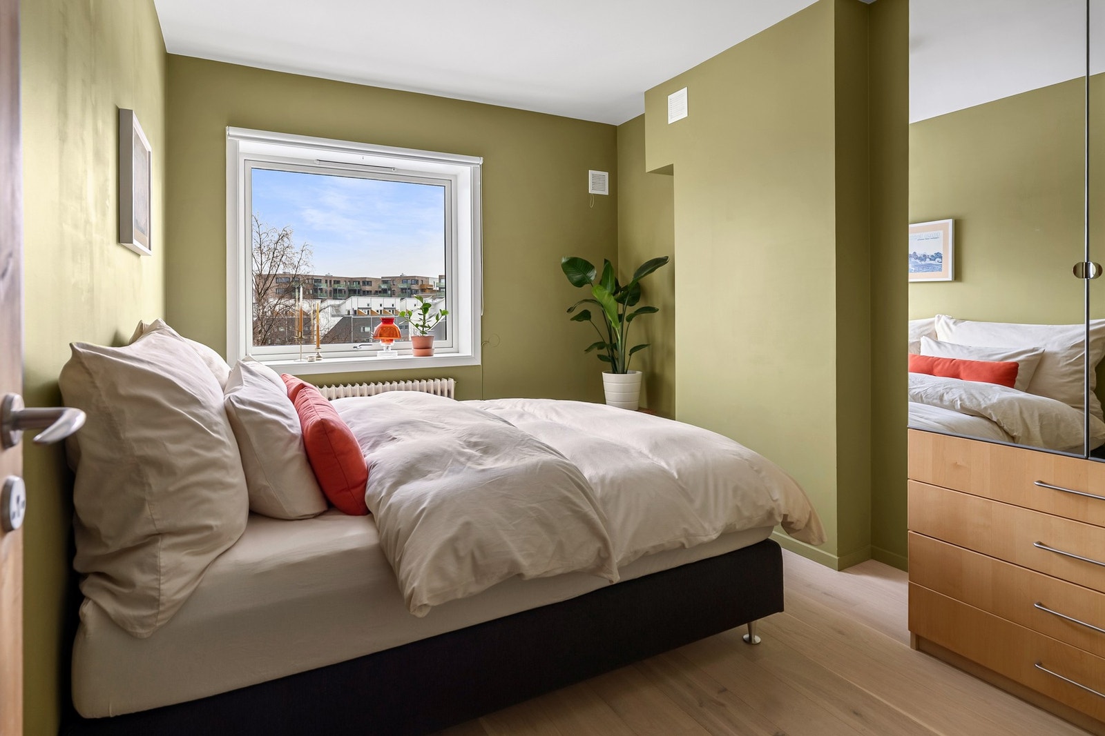 Hovedsoverommet har rikelig med plass til dobbeltseng med nattbord på hver side, og garderobeskap. Galleribilde