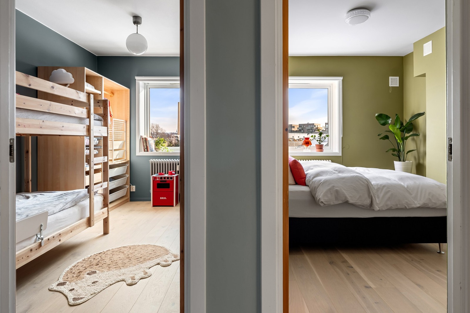 Begge soverommene ligger på motsatt side av stue og kjøkken. Galleribilde