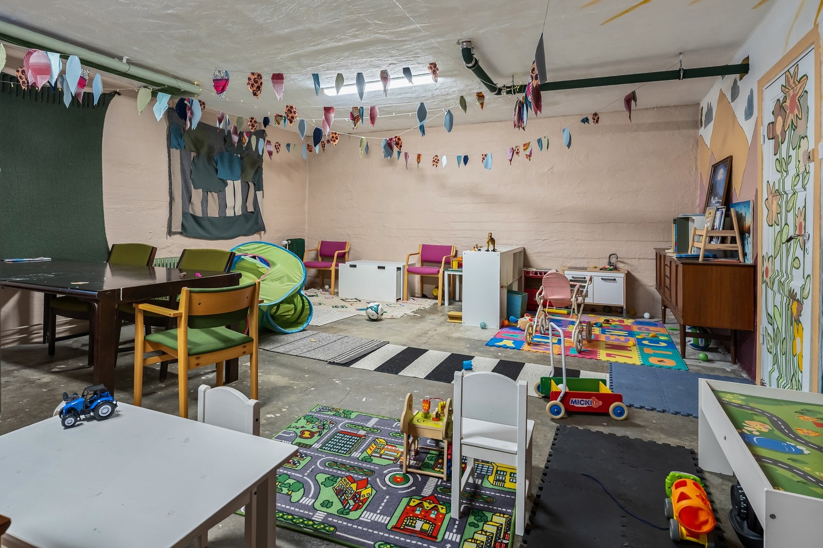 Aksjelaget har flere fasiliteter, blant annet lekerom og fellesvaskeri. Galleribilde