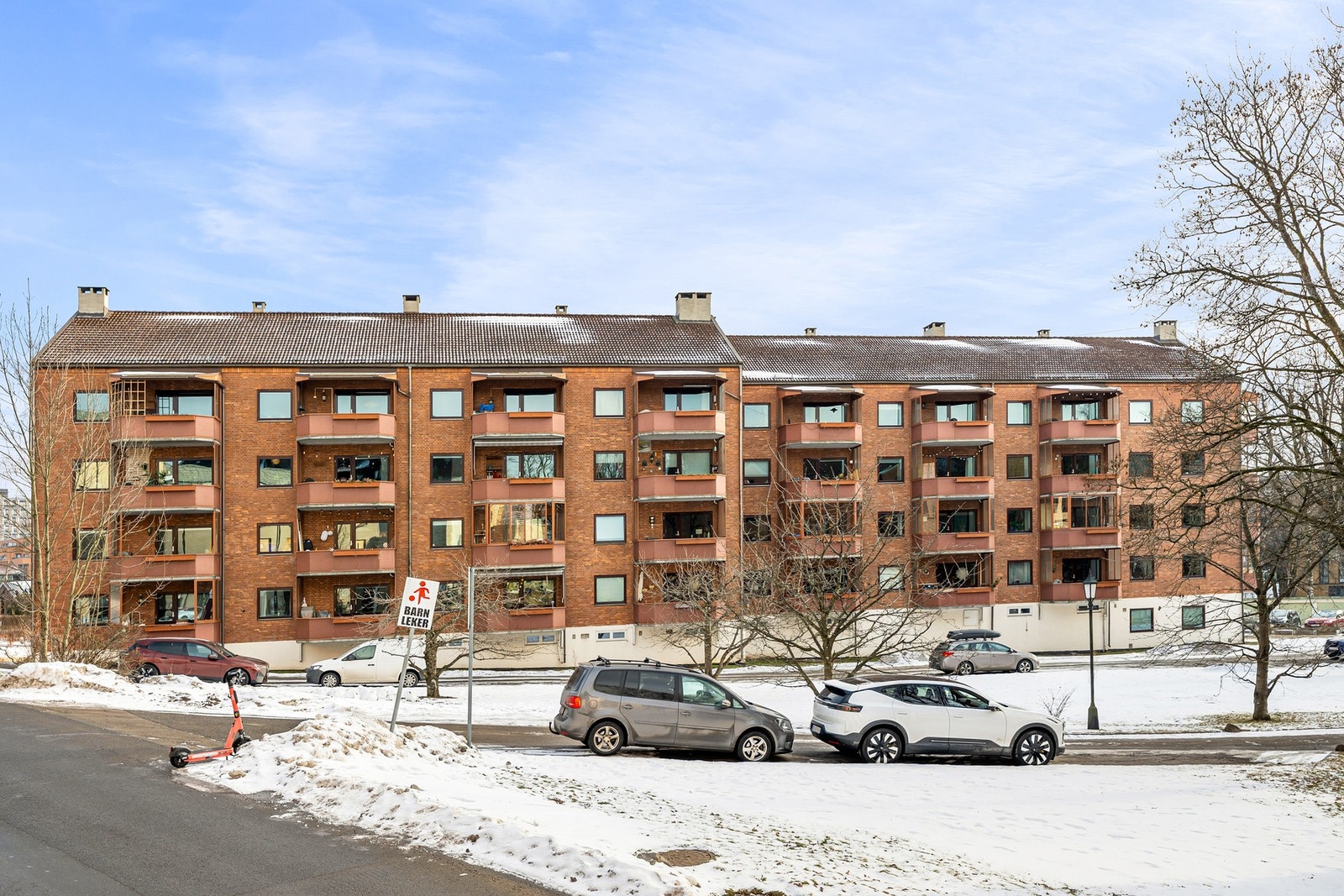 Velkommen til Hovinveien 11A - et idyllisk tilfluktssted i et fredelig og barnevennlig nabolag. Med sjarmerende Lille Tøyen Hageby som nærmeste nabo, bor du i rolige og grønne omgivelser i et veletablert boligområde. Galleribilde