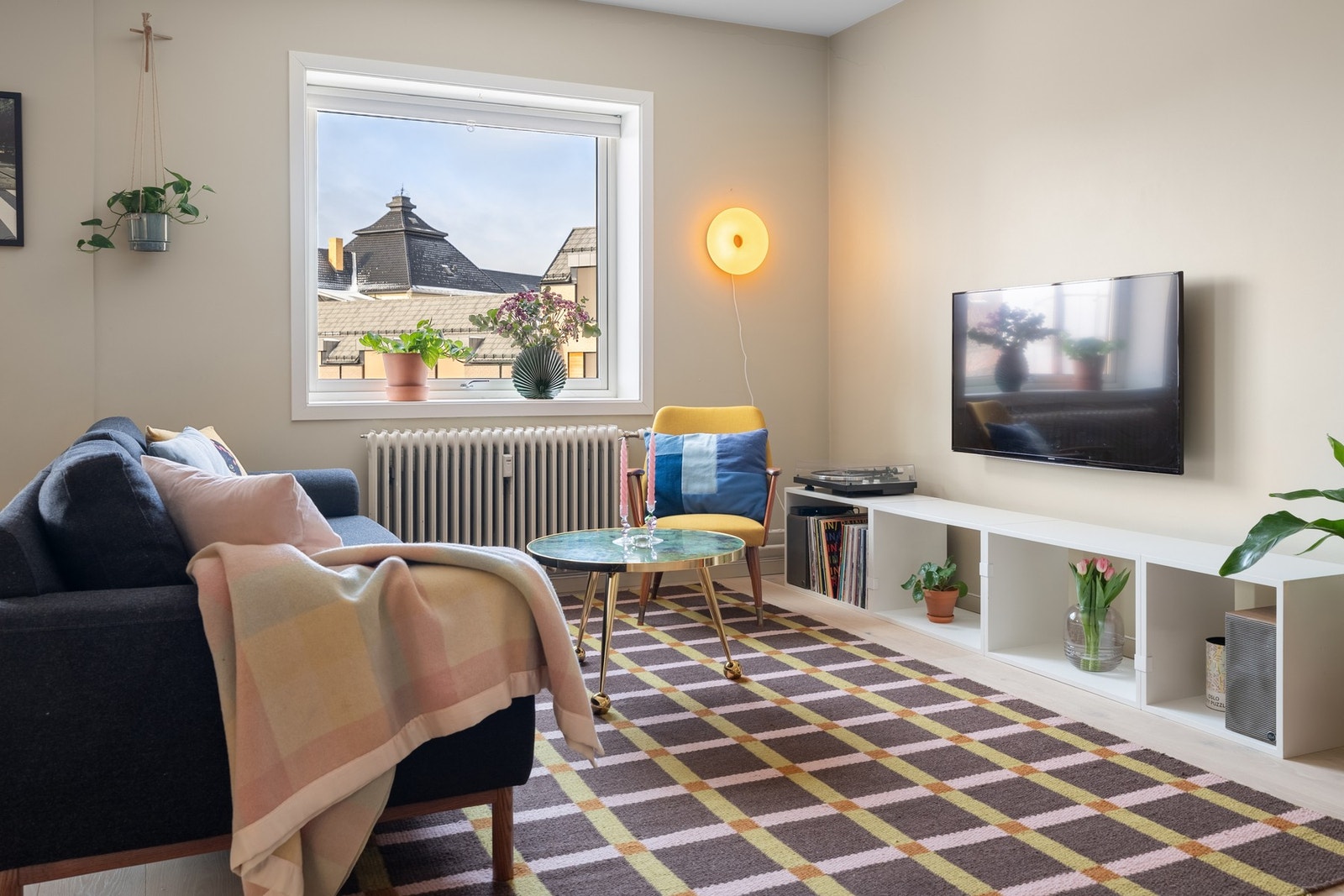 Sofakroken innbyr til avslapning, hygge og fine hverdagsøyeblikk. Her er det godt plass til både en stor sofagruppe og en omfattende TV-løsning med benk. Galleribilde