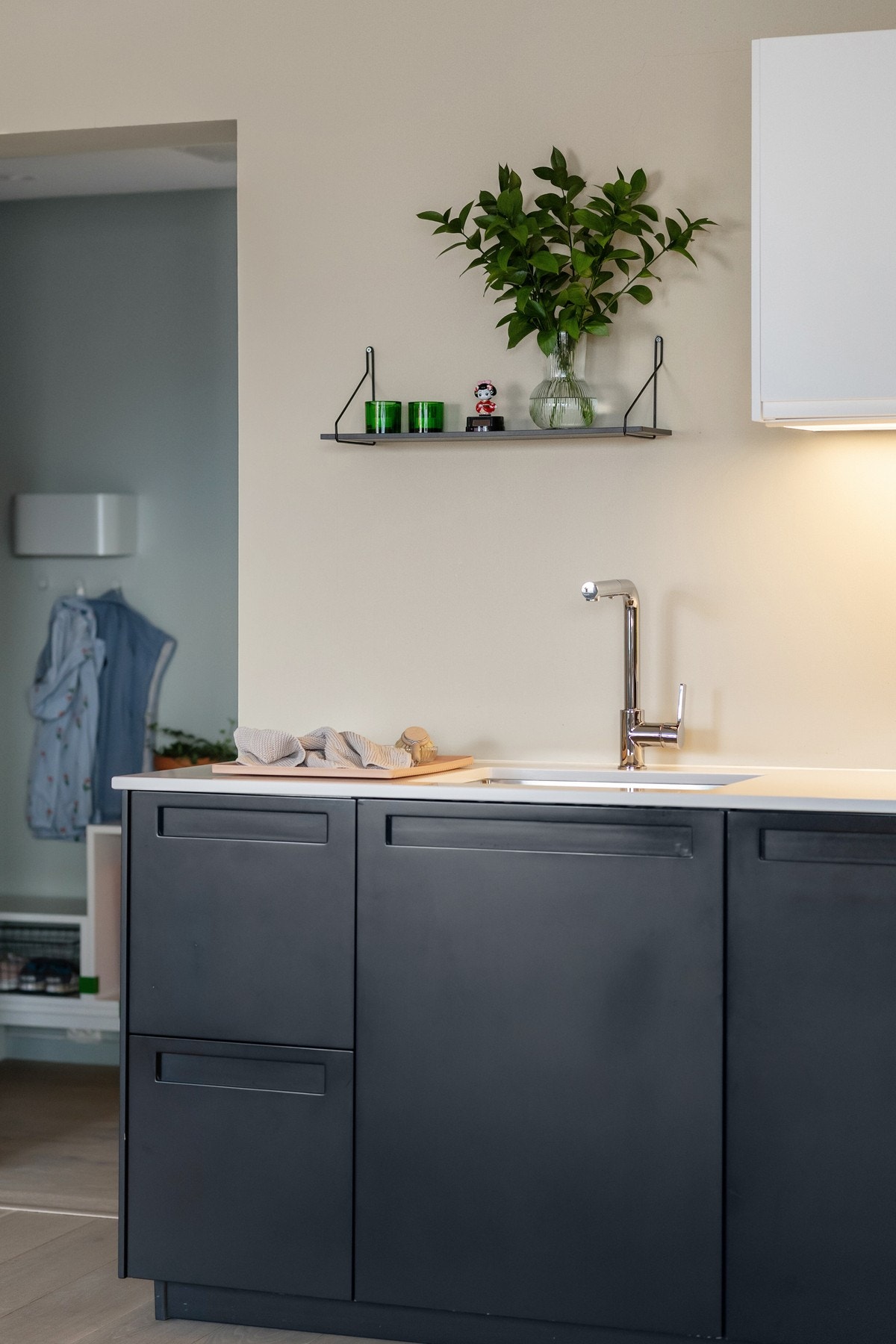 Kjøkkenet har et sømløst uttrykk med integrert oppvaskmaskin, kjøleskap, fryseskap, stekeovn og induksjon platetopp. Designet er minimalistisk, samtidig som du har god funksjonalitet. Galleribilde