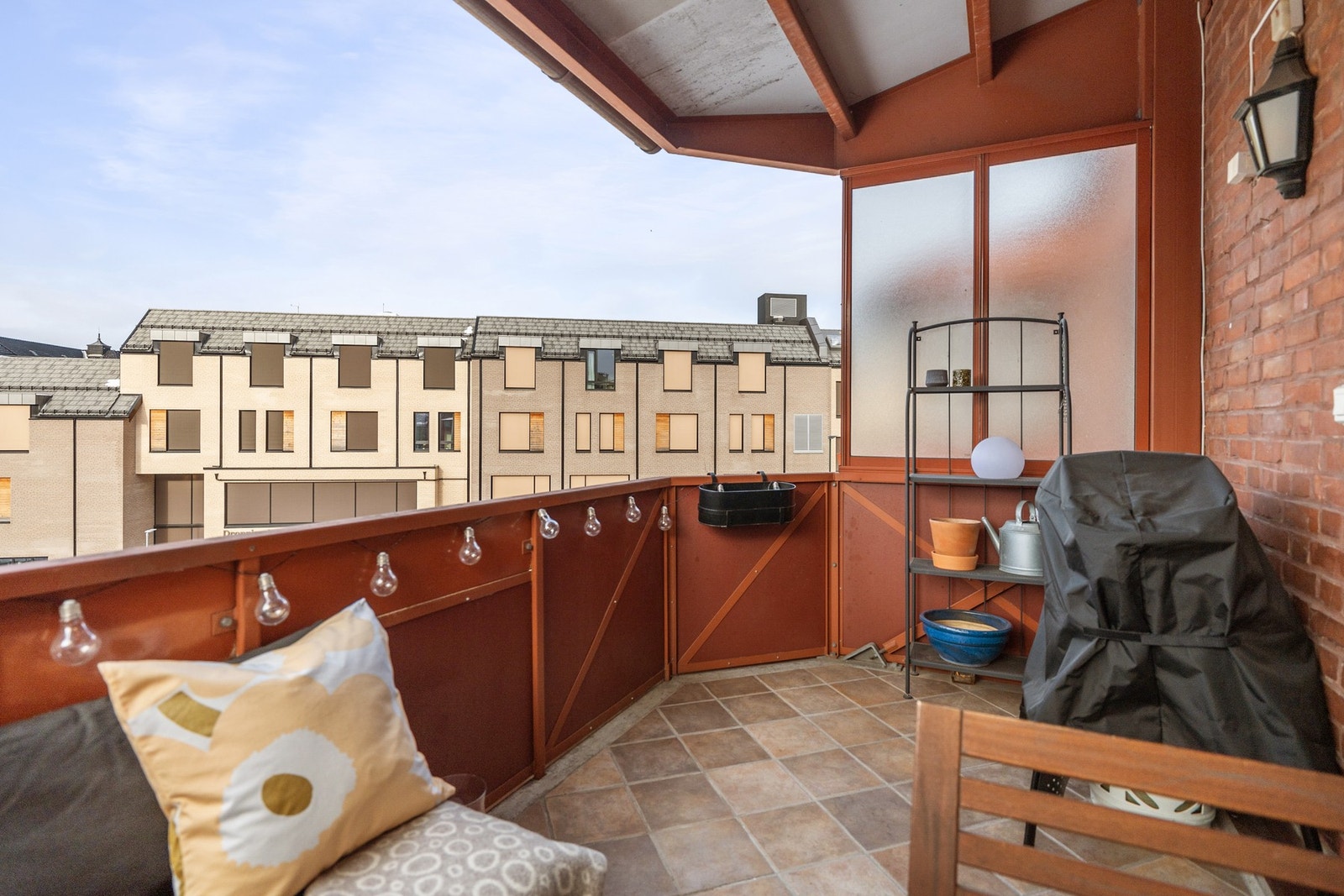 Balkongen måler 7,8 kvm og vender mot vest. Her er det god plass til utemøbler og grill - perfekt for hyggelige måltider. Galleribilde