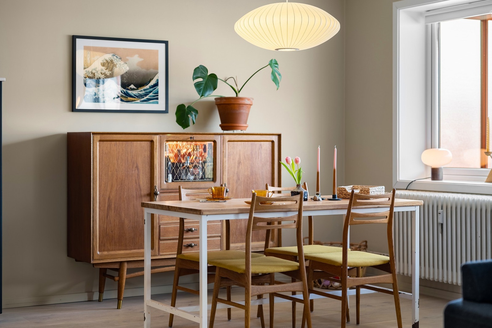 I tilknytning til kjøkkenet har du god plass til større spisegruppe. Galleribilde