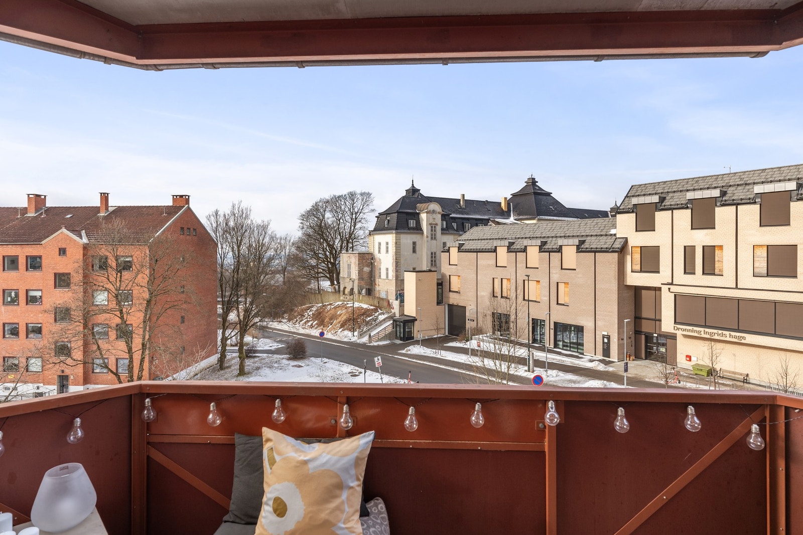 Et av leilighetens mange høydepunkter er den flotte balkongen. Galleribilde