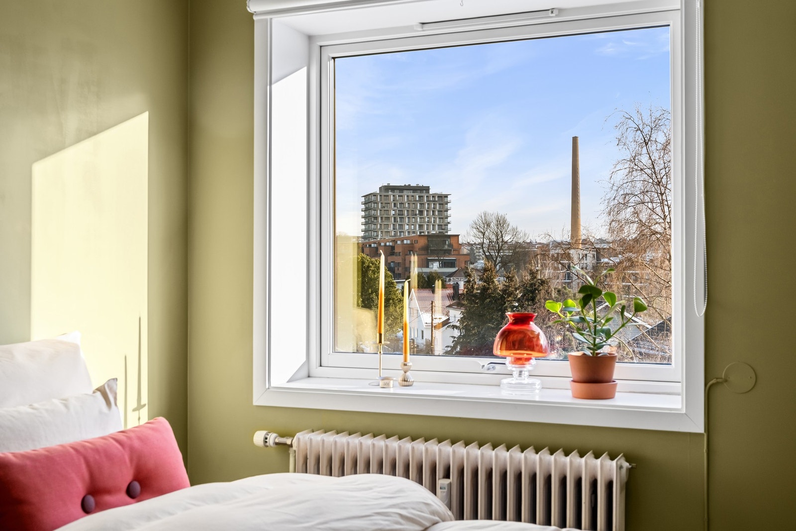 Det store vinduet gir godt med naturlig lys. Galleribilde