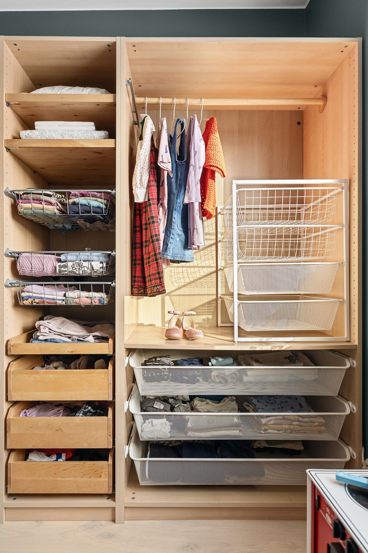 Også her er det stort garderobeskap med god oppbevaringsplass. Galleribilde