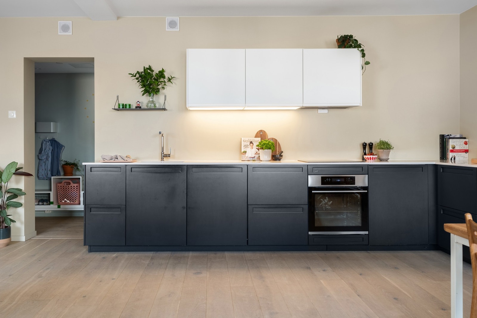 Leiligheten ble gjennomgående modernisert i 2020, og fremstår i dag som moderne, med høy standard og minimalt med slitasje. Galleribilde