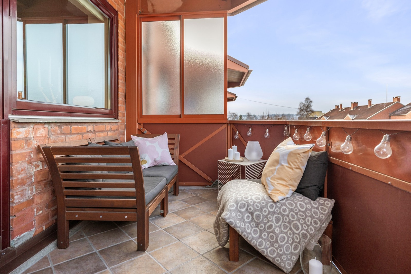 Om sommeren blir balkongen en naturlig forlengelse av leiligheten, med en hyggelig utsikt mot store, grønne og frodige trær. Her kan du nyte solen fra ettermiddagen og helt frem til solnedgang. Galleribilde