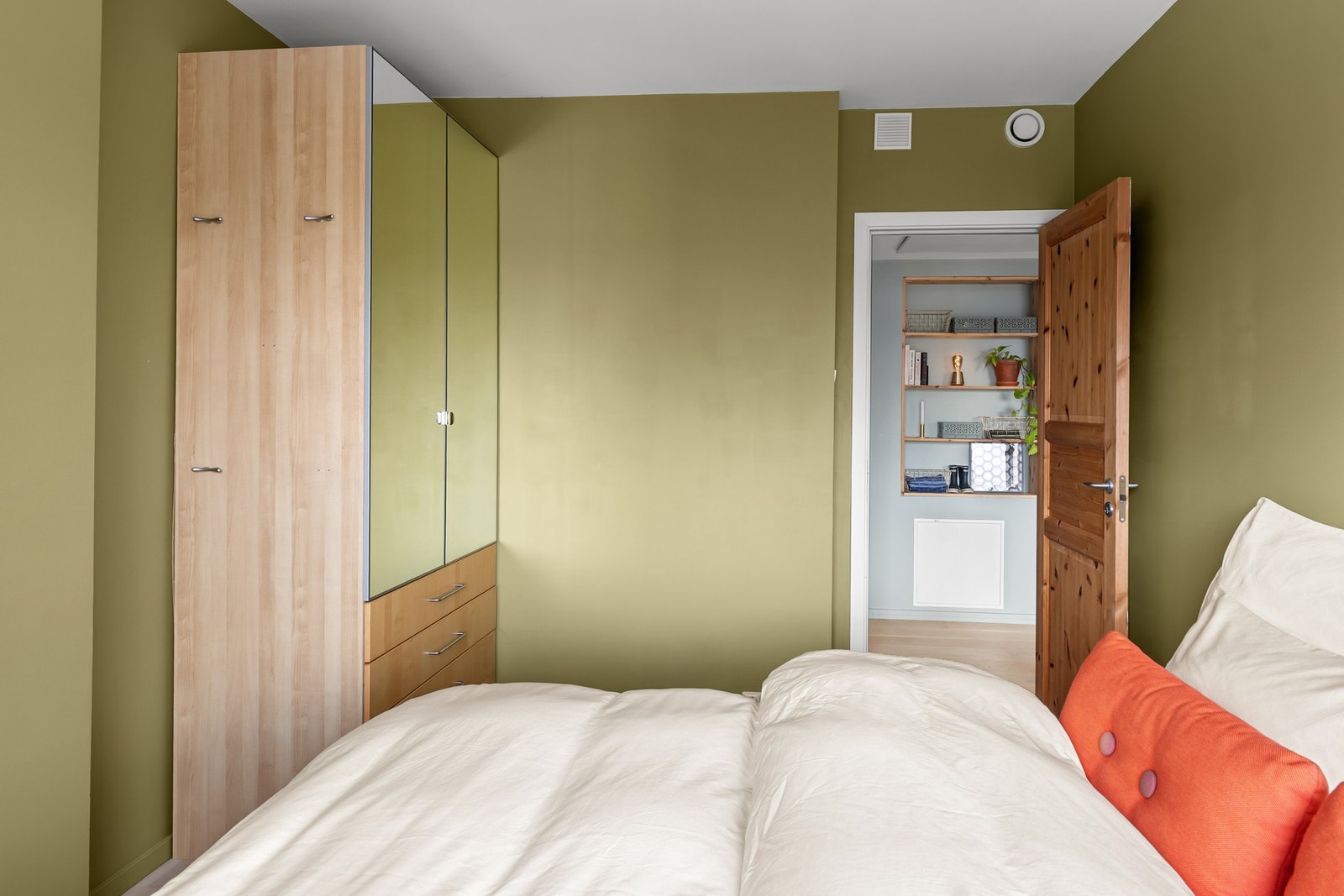 I 2020 ble dette rommet omgjort fra kjøkken til soverom. Galleribilde