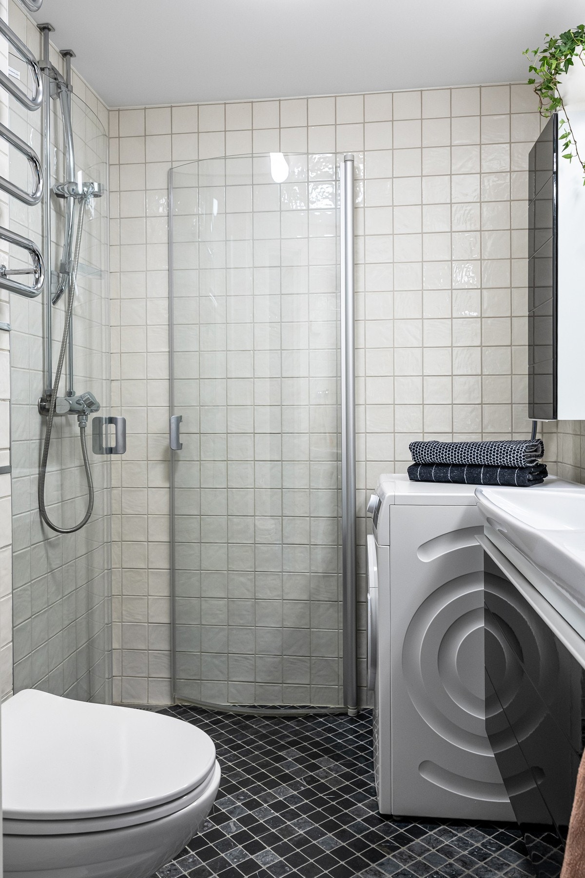 Det er vannbåren gulvvarme som sørger for komfort, håndkletørker, mens fliser pryder både gulv og vegger. Galleribilde