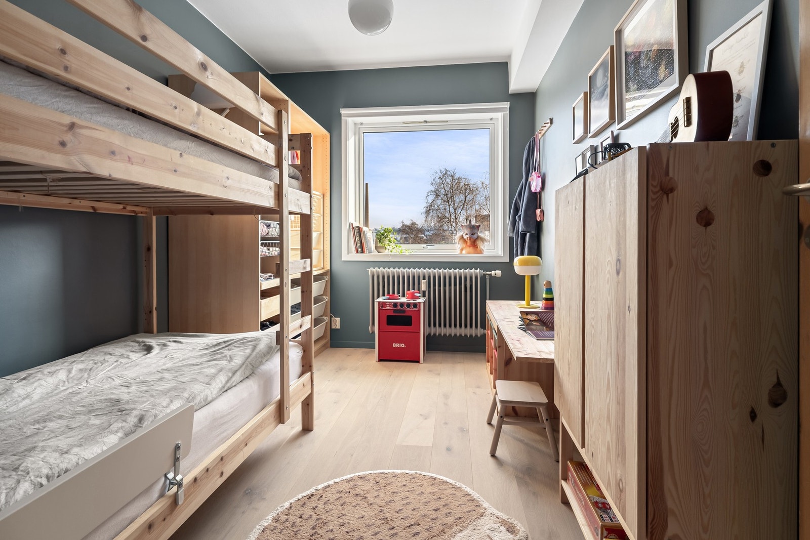 Soverom 2 har en god størrelse og fremstår som lyst og innbydende. I 2022 veggene helsparklet, samt tak og vegger malt. Det ble samtidig lagt nytt gulv tilsvarende resten av boligen, noe som gir et helhetlig og moderne uttrykk. Galleribilde