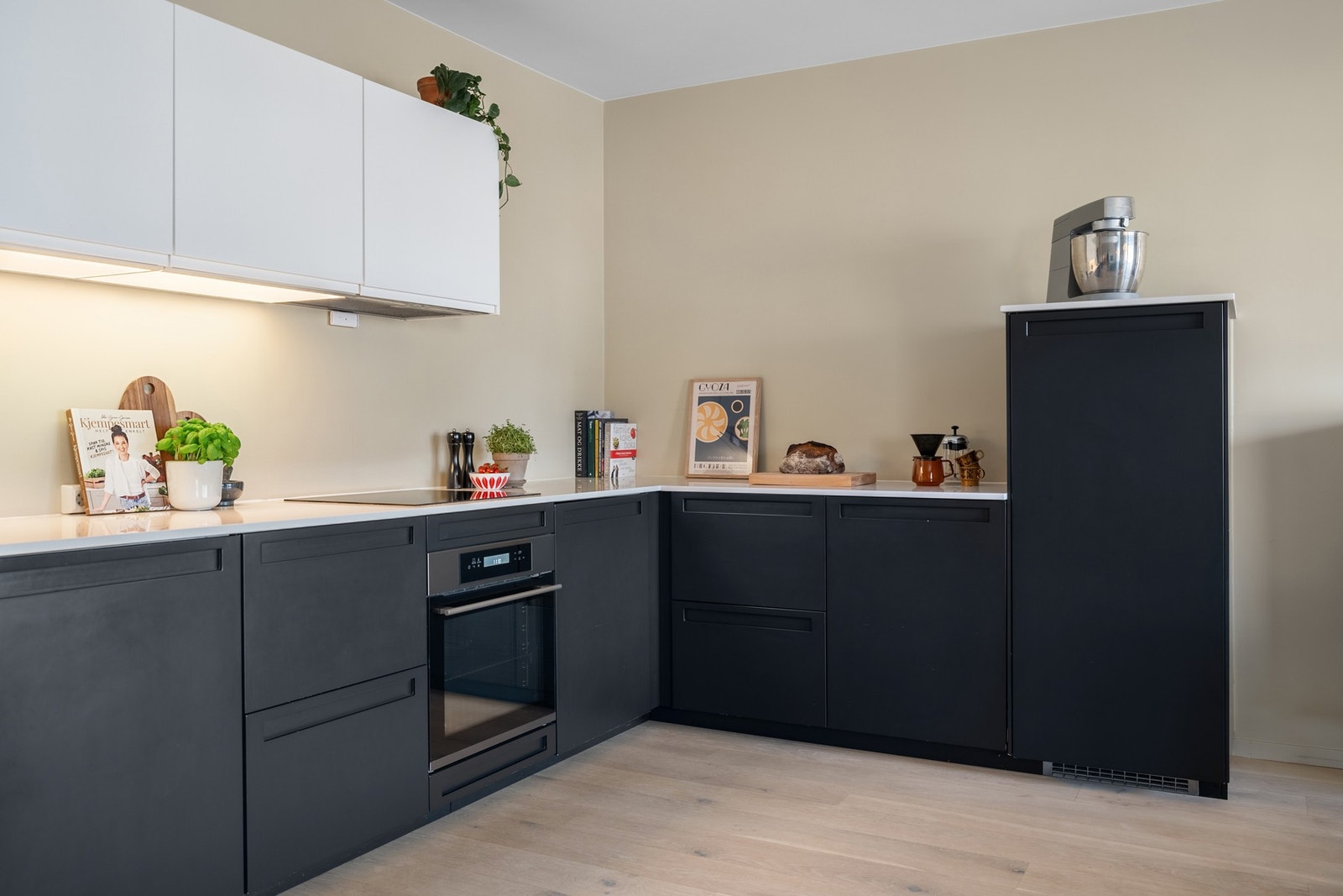 Kjøkkenet ble flyttet og åpnet mot stuen, og en vegg ble fjernet for å etablere en romslig og funksjonell stue-/kjøkkenløsning. Galleribilde